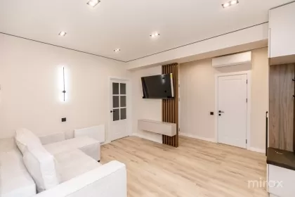 бул. Мирча чел Бэтрын, Чеканы изображение 242812