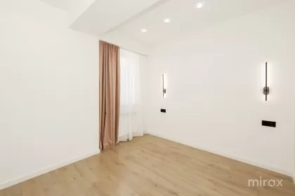 бул. Мирча чел Бэтрын, Чеканы изображение 243980